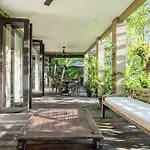 Villa Naga Putih