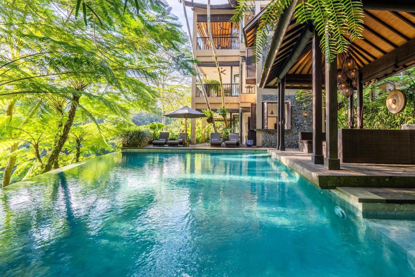 Naga Putih Villa *